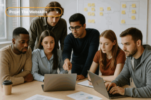 Équipe d’étudiants en gestion de projet digital travaillant sur le cadrage du MVP The Webskills, en session collaborative autour d’un plan de lancement produit.